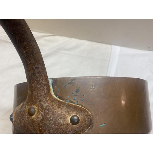 1607 - A heavy vintage copper pan with long handle