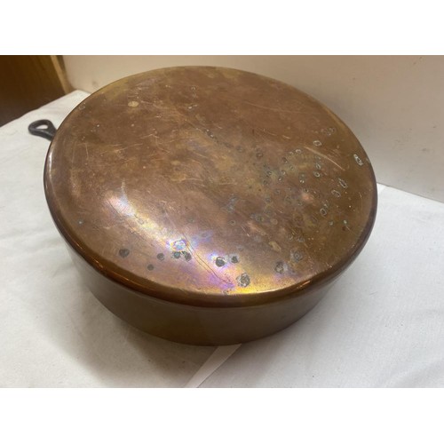 1607 - A heavy vintage copper pan with long handle