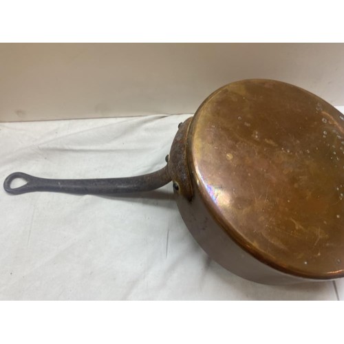 1607 - A heavy vintage copper pan with long handle