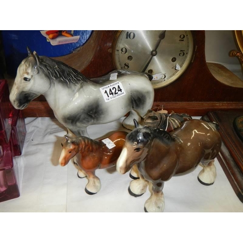 1424 - Four ceramic horses.