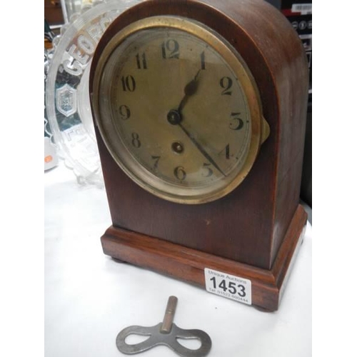 1453 - A mahogany cased mantel clock in working order.