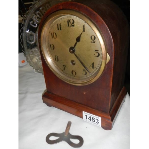 1453 - A mahogany cased mantel clock in working order.