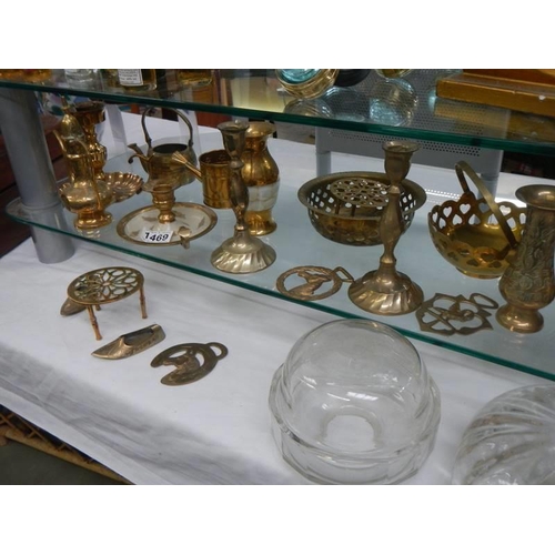 1469 - A mixed lot of brass ware.