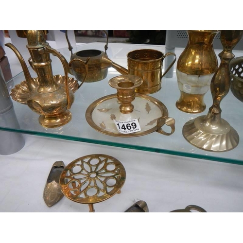 1469 - A mixed lot of brass ware.