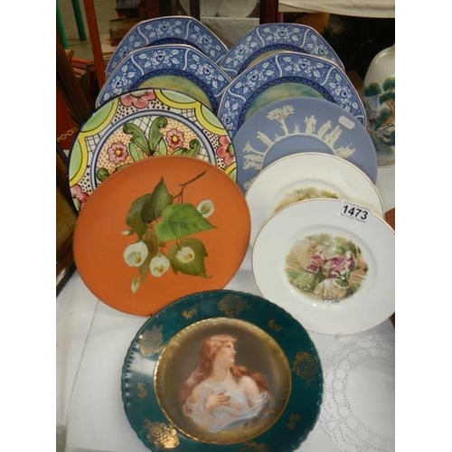 1473 - A mixed lot of collector's plates including hand painted examples.