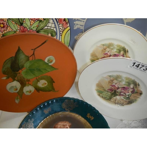 1473 - A mixed lot of collector's plates including hand painted examples.