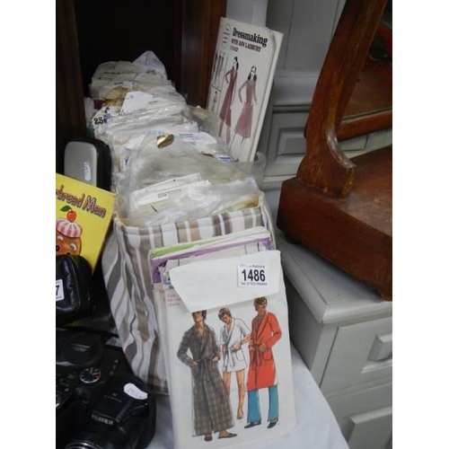 1486 - A good lot of vintage dress patterns.