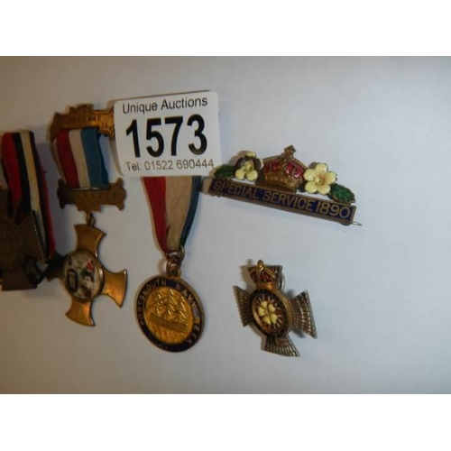 1573 - A mixed lot of medals and badges.