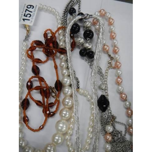 1579 - A mixed lot of costume necklaces.