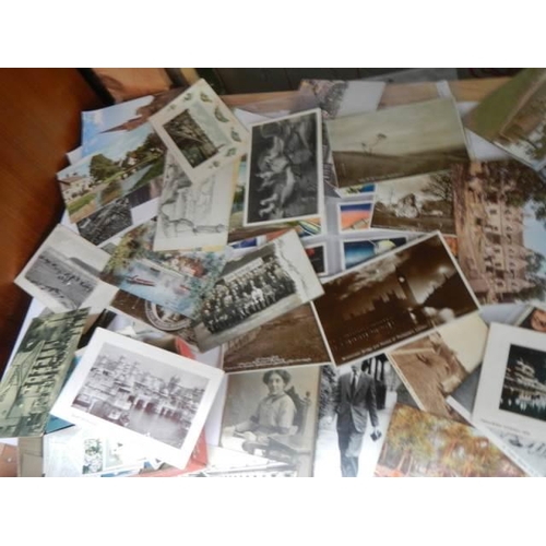 1670 - A quantity of old postcards.