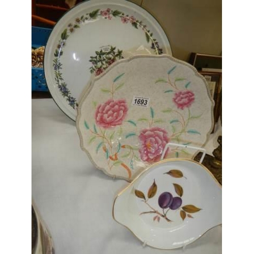 1693 - Three ceramic plates and dishes.