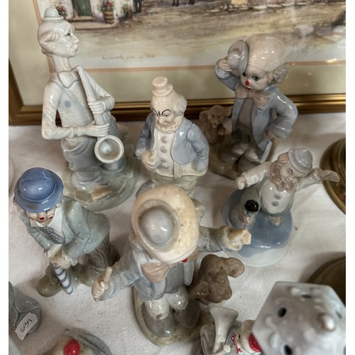 1505 - A mixed lot of clown figures.