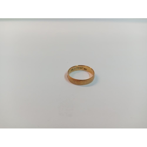 1022 - An 18ct gold wedding bang 2.32gms