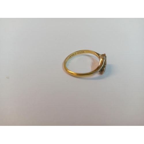 1029 - An 18ct gold platinum ring. 2.78g