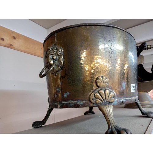 1252 - An oval brass coal / log bucket with claw feet & lion mask ring handles