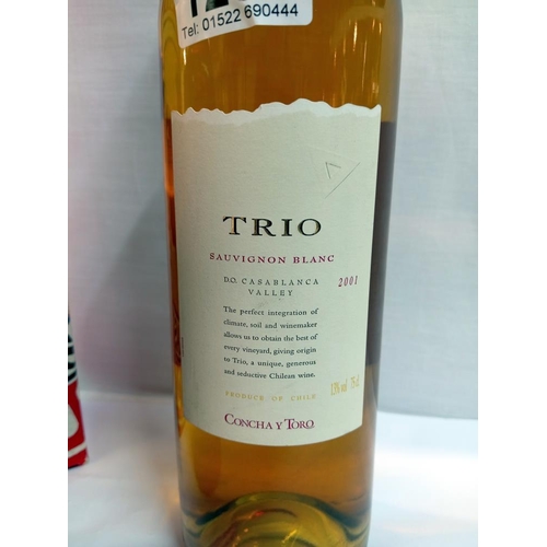 1253 - A boxed bottle of Italian Chianti wine & A bottle of Trio white wine. COLLECT ONLY.