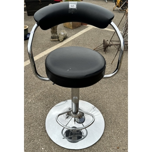 625 - A swivel office chair