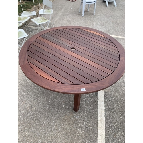 639 - A large circular wooden garden table