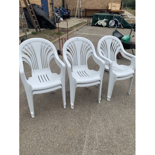 642 - 6 White garden chairs