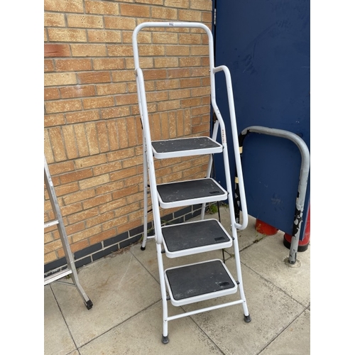 662 - A metal step ladder