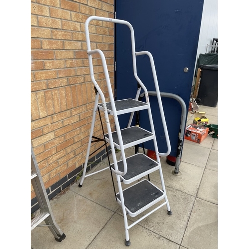 662 - A metal step ladder