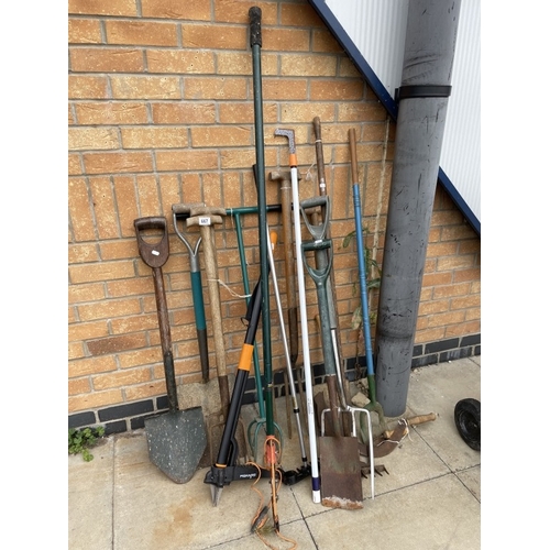 667 - A large assortment of garden tools including a long arm hedge trimmer