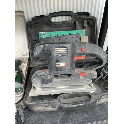 669 - A Bosch C5B700 power drill & electric sheet sander