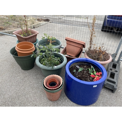 675 - A large collection of plastic plant pots