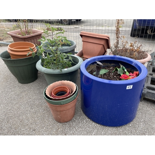 675 - A large collection of plastic plant pots