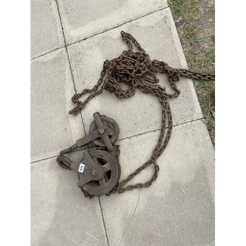 678 - A large metal chain with hook & pulley