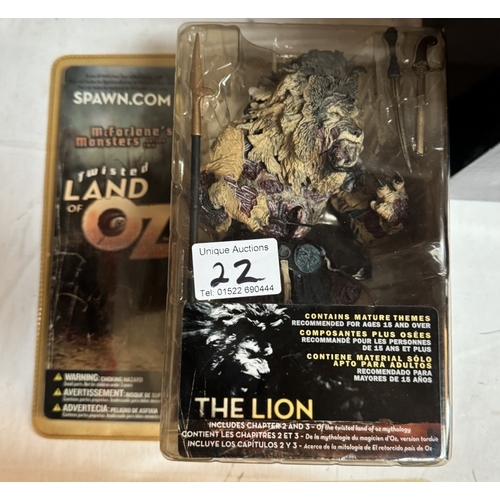 22 - 2 Twisted Land Of Oz figures in blister packs. The Lion  & Toto both as new.