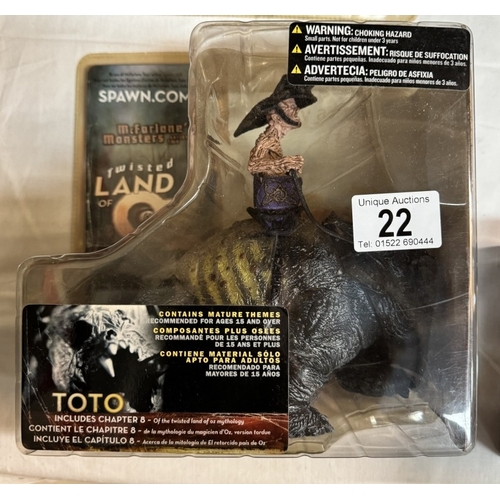 22 - 2 Twisted Land Of Oz figures in blister packs. The Lion  & Toto both as new.