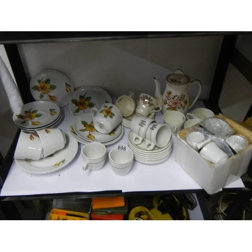 898 - A mixed lot of tea ware.