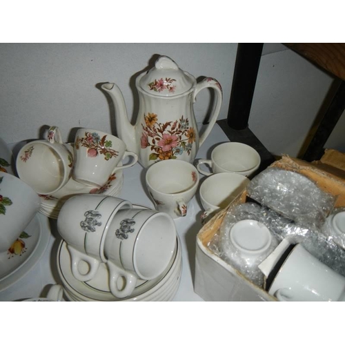 898 - A mixed lot of tea ware.