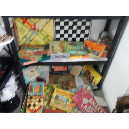 920 - Two shelves of assorted vintage games and puzzles.