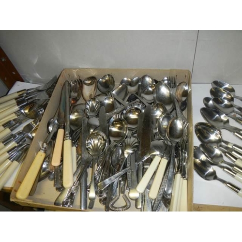 948 - A good mixed lot of cutlery.