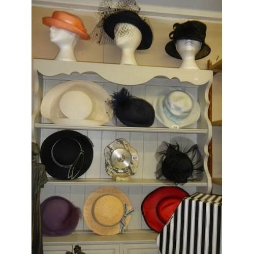 956 - Twelve vintage ladies hats.