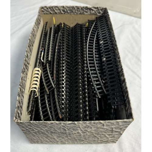 68 - A box of 'N' gauge track