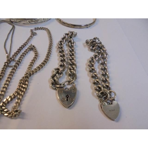 1040 - A mixed lot of silver jewellery including chains, ingots etc., (in excess of 150 grams).