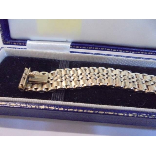 1041 - A 9ct gold 21g chain bracelet.