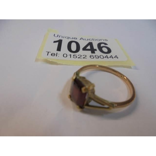 1046 - A 9ct gold ring, size N, 1.9 grams.