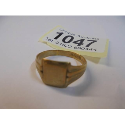 1047 - A 9ct gold signet ring, size R half, 3.1 grams.