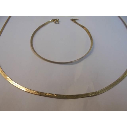 1060 - A 9ct gold neck chain with matching bracelet, 3.9 grams.