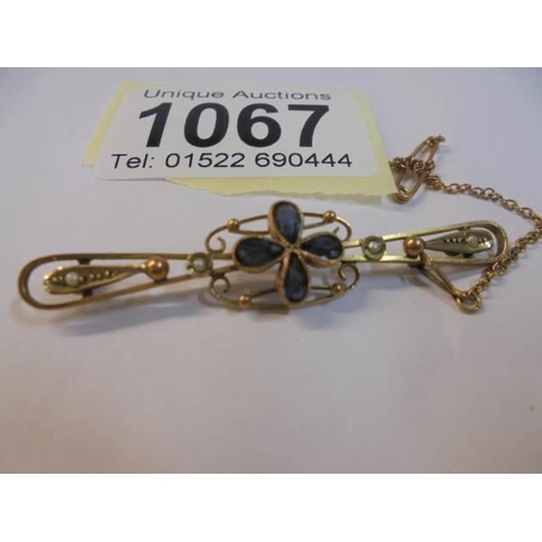 1067 - A Victorian gold bar brooch with safety chain. (missing pin).