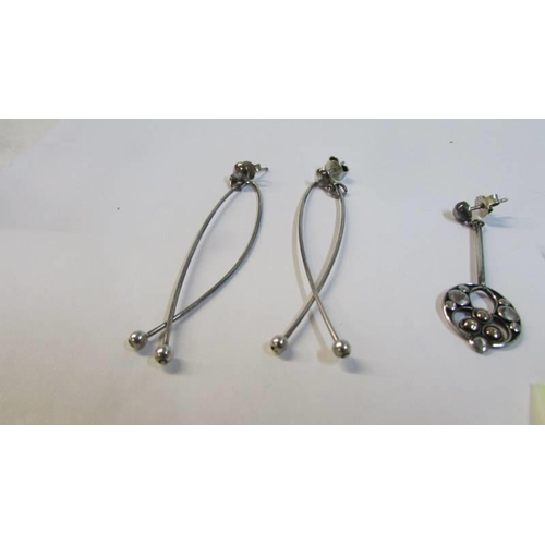 1084 - Three pairs of silver earrings, 15.8 grams.