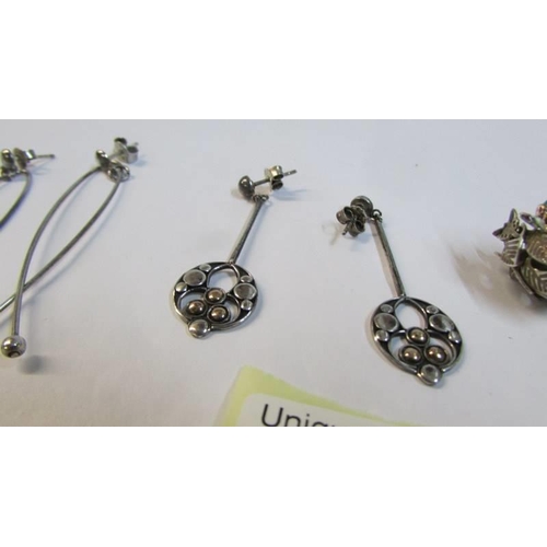 1084 - Three pairs of silver earrings, 15.8 grams.