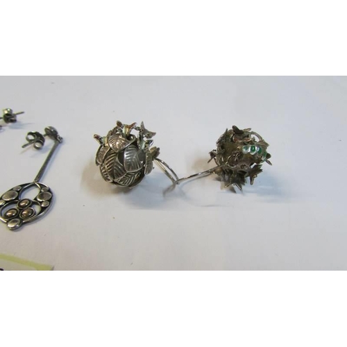 1084 - Three pairs of silver earrings, 15.8 grams.