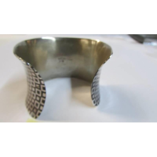 1089 - A silver wrist cuff, 75.6 grams.