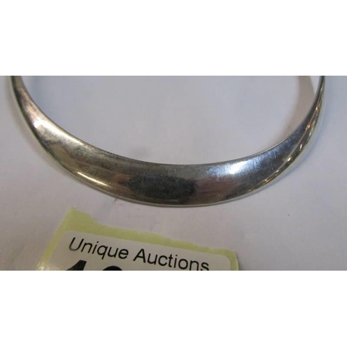 1090 - A silver choker, 26 grams.