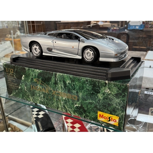 155 - A Maisto 1/12 Jaguar XJ220 1992